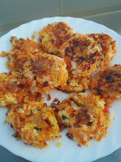Una foto de Tortitas de zanahorias, calabacín y queso halloumi