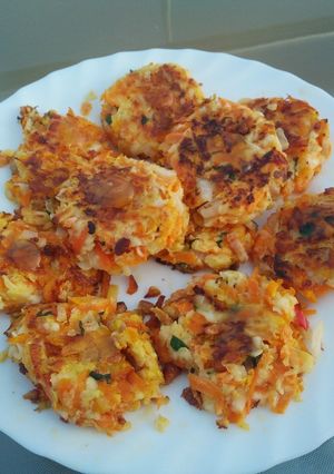 Una foto de Tortitas de zanahorias, calabacín y queso halloumi
