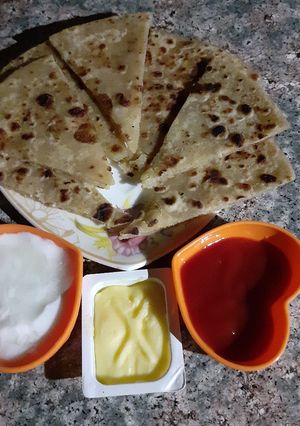 A picture of Quick aalu paneer paratha.