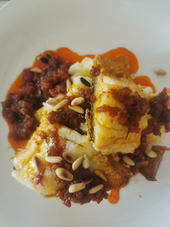 Una foto de Bacalao en salsa de sobrasada y miel con puré de patatas