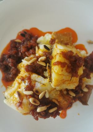 Una foto de Bacalao en salsa de sobrasada y miel con puré de patatas