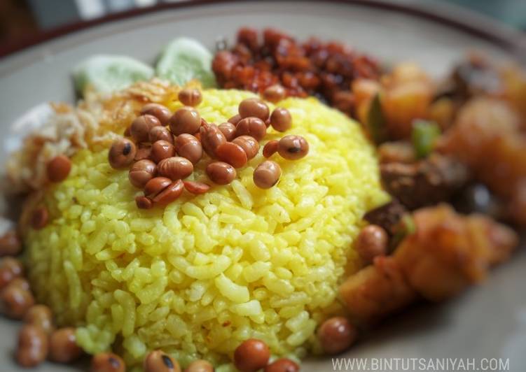 Nasi Kuning Simpel (Rice Cooker)
