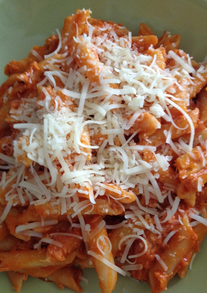 Una foto de Macarrones con atún y tomate queso rallado