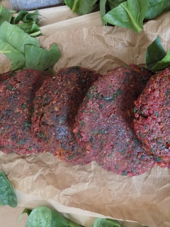 Una foto de Hamburguesas de quinoa, remolacha y espinacas