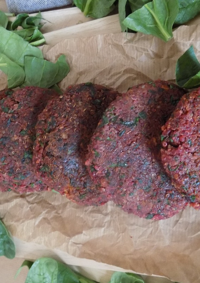 Una foto de Hamburguesas de quinoa, remolacha y espinacas