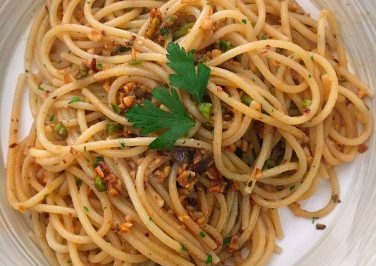 Simple Way to Prepare Ultimate Spaghetti con pistacchi e nocciole