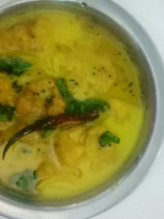 पकौड़ा कडी (Pakoda kadhi recipe in Hindi) रेसिपी मुख्य फोटो