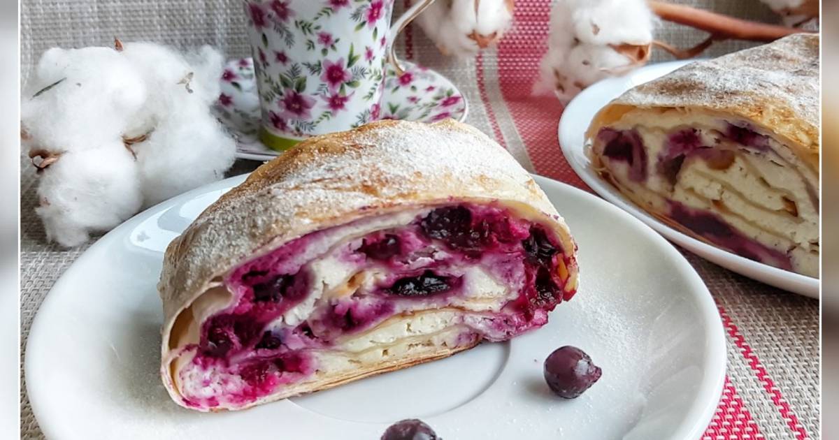 Сладкий рулет из лаваша с вишней