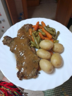 Una foto de Entrecot adobado a la plancha con papas cocidas y habichuelas y zanahorias baby salteadas
