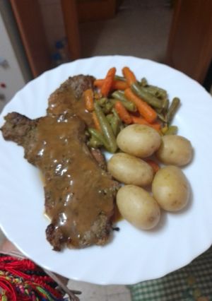 Una foto de Entrecot adobado a la plancha con papas cocidas y habichuelas y zanahorias baby salteadas