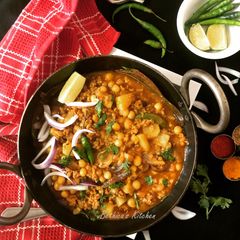 A picture of Mutton Keema Ghugni (Dried Peas Curry with Mutton Mince - Bong style).