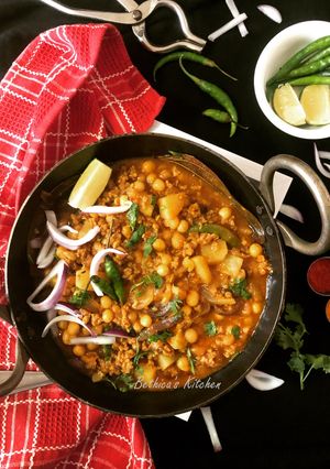 A picture of Mutton Keema Ghugni (Dried Peas Curry with Mutton Mince - Bong style).