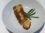 Una foto de crema de espárrago con jamón
