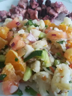 Una foto de Ensalada multicolor con coliflor