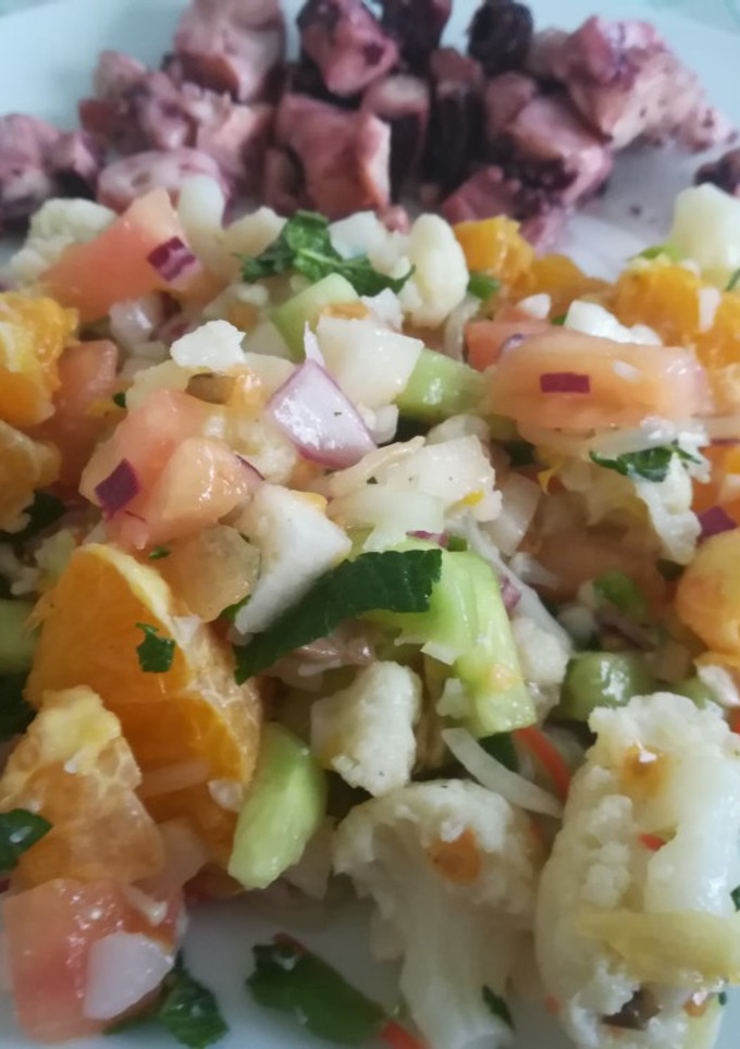 Una foto de Ensalada multicolor con coliflor