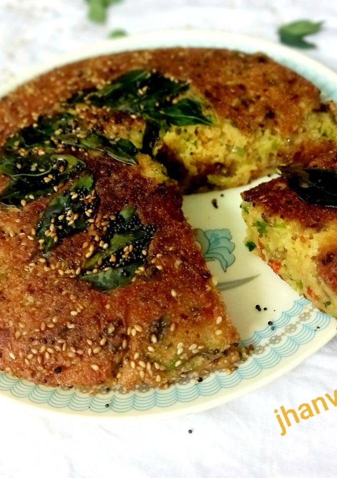 सूजी हांडवो(suji handawo recipe in hindi) रेसिपी मुख्य फोटो