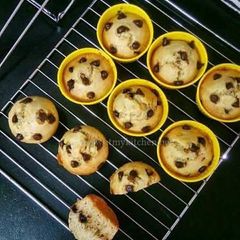 A picture of Banana Choco Chips Muffins.