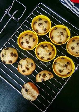 A picture of Banana Choco Chips Muffins.
