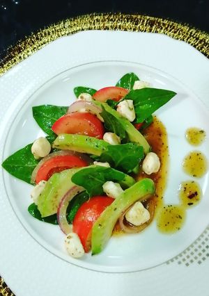 صورة لوصفة سلطه السبانخ والافوكادو