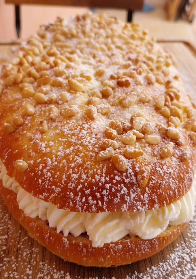Una foto de Coca de Sant Joan 2024 v1: De piñones rellena de nata y coulis de frutos rojos