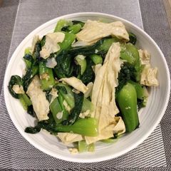 A picture of Bok Choy with Tofu Skin.