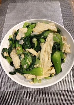 A picture of Bok Choy with Tofu Skin.