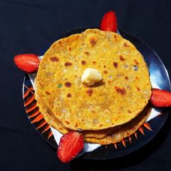 A picture of Missi Roti.