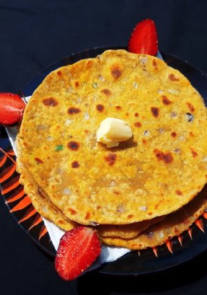 A picture of Missi Roti.