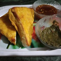 A picture of Stuffed Bread pakoda.
