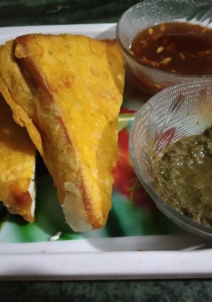 A picture of Stuffed Bread pakoda.