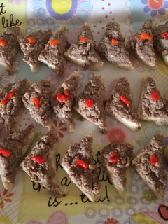 Una foto de Canapés de bistec alemán
