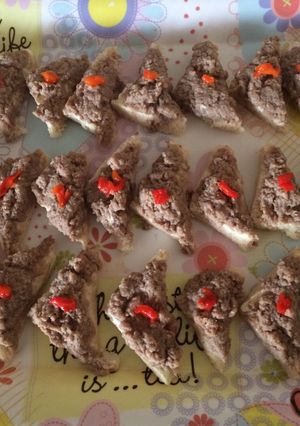 Una foto de Canapés de bistec alemán