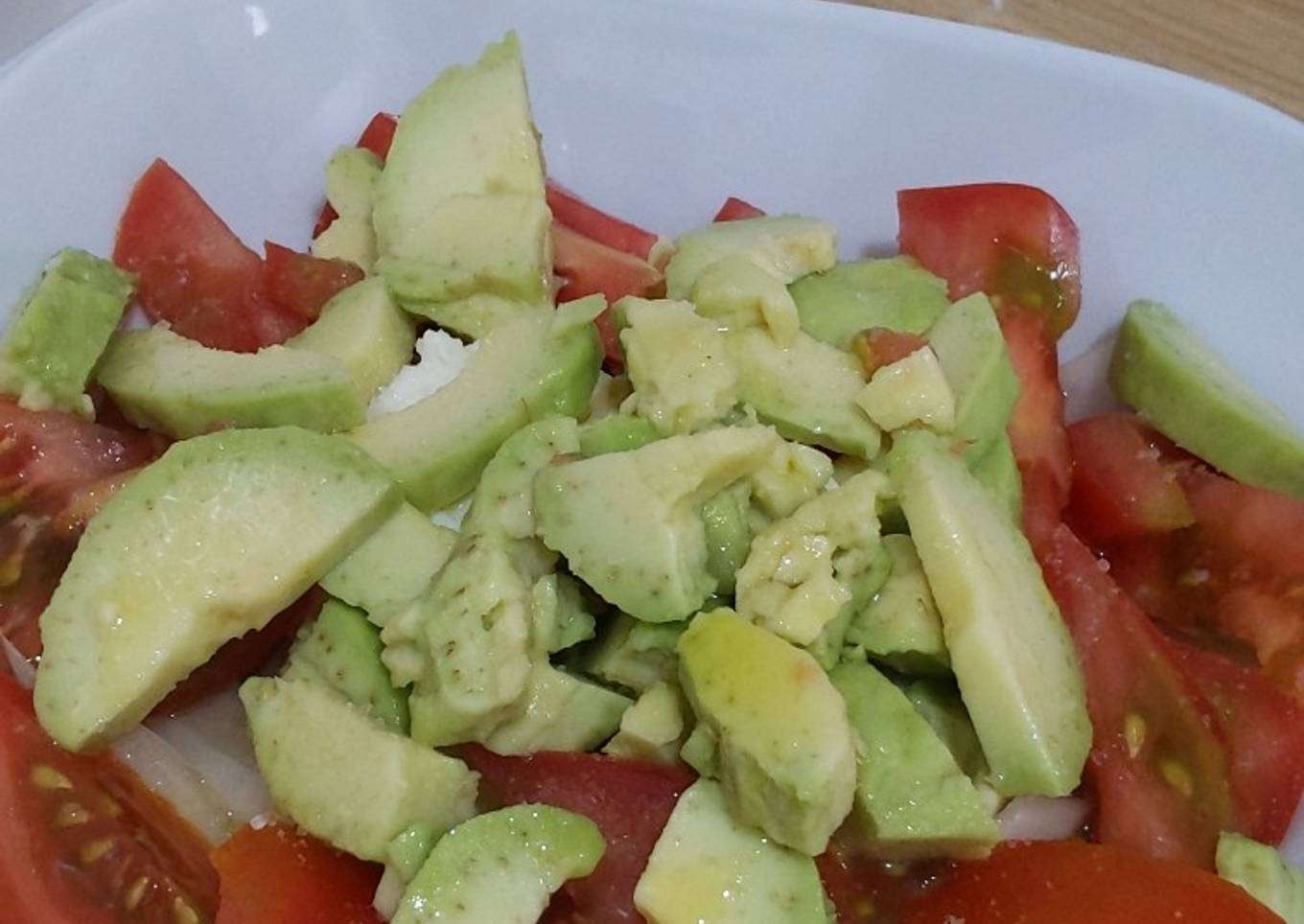 Ensalada de Burrata, aguacate, tomate y cebolla