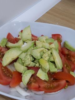Una foto de Ensalada de Burrata, aguacate, tomate y cebolla