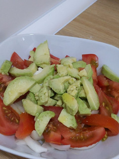 Una foto de Ensalada de Burrata, aguacate, tomate y cebolla