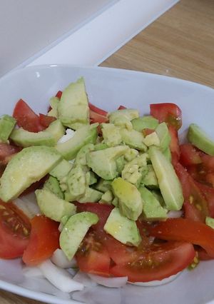 Una foto de Ensalada de Burrata, aguacate, tomate y cebolla