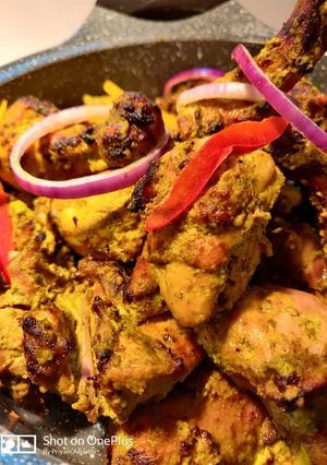 A picture of Tandoori murg peeli mirch tikka.