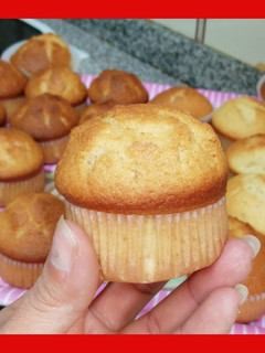 Una foto de Magdalenas caseras y esponjosas / con copete / ponquesitos / cupcake