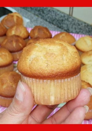 Una foto de Magdalenas caseras y esponjosas / con copete / ponquesitos / cupcake