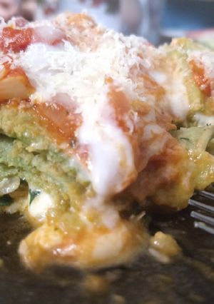 Una foto de Crepes de espinaca rellenas de pollo, queso con salsas