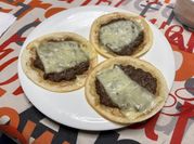 Una foto de hamburguesas sencillas
