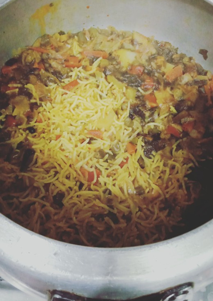 वेज विरयानी इन कुकर(veg biryani in cooker recipe in hindi) रेसिपी मुख्य फोटो