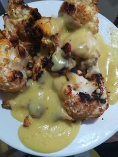 Una foto de Coliflor asada con salsa de manzana