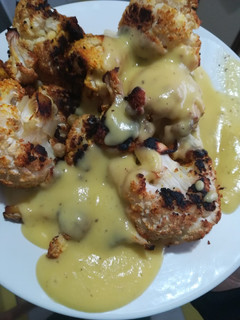 Una foto de Coliflor asada con salsa de manzana