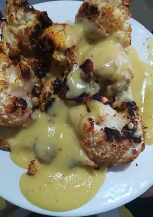 Una foto de Coliflor asada con salsa de manzana
