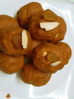 बेसन के लड्डू (Besan ke ladoo recipe in Hindi) रेसिपी मुख्य फोटो
