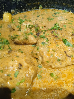 Una foto de Pollo al yogurt con curry y mango