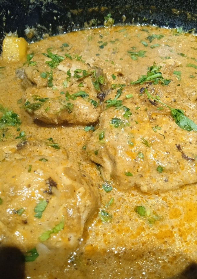 Una foto de Pollo al yogurt con curry y mango