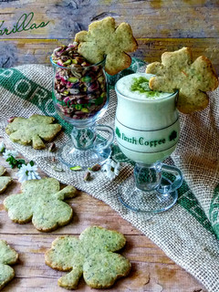 Una foto de Galletas de Pistachos Saint Patrick y Mousse de Matcha