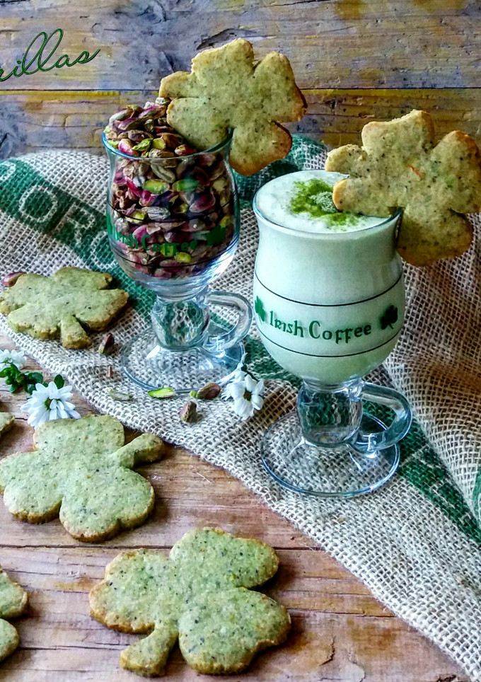 Una foto de Galletas de Pistachos Saint Patrick y Mousse de Matcha